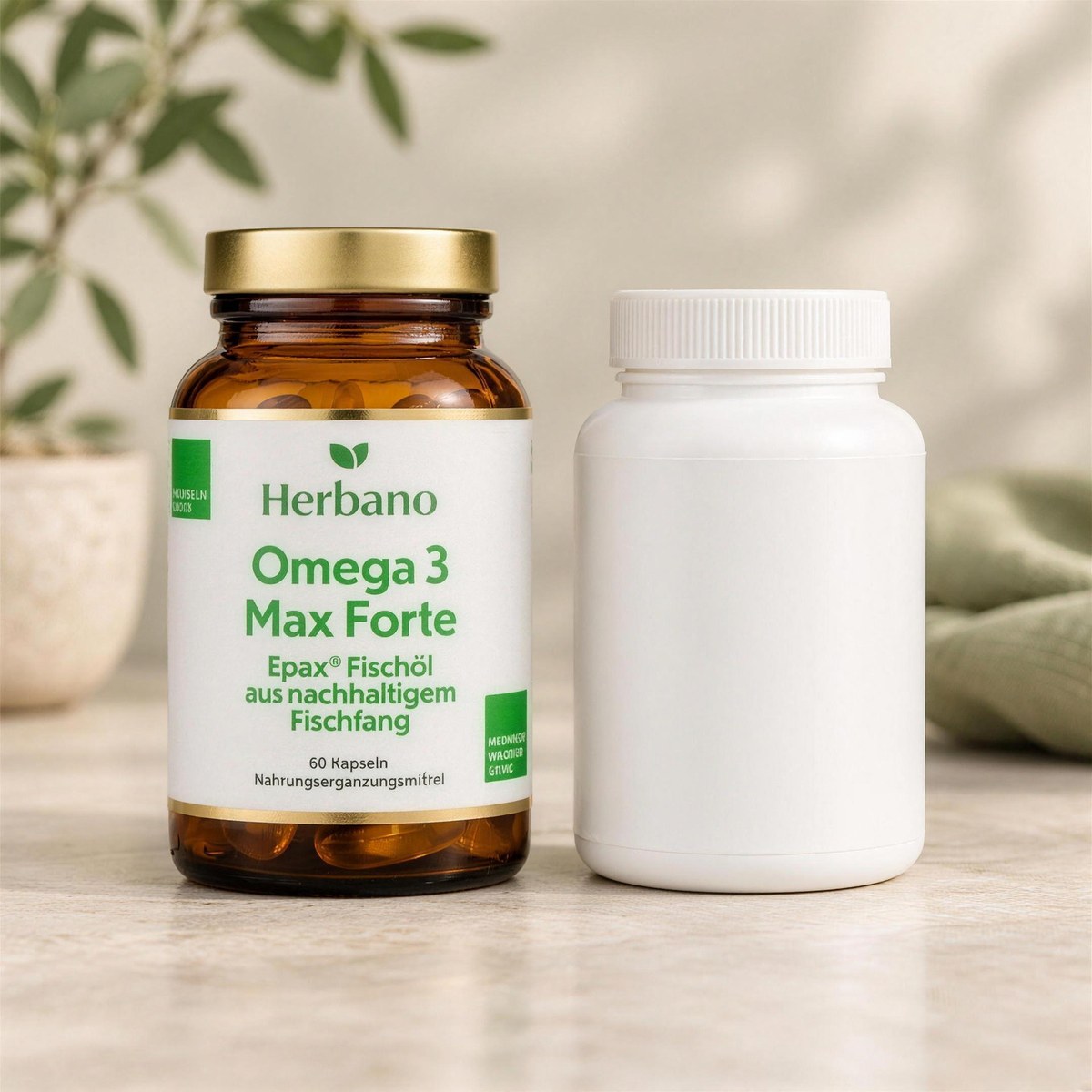 Herbano im Braunglas neben einer herkömmlichen Plastik-Supplementdose